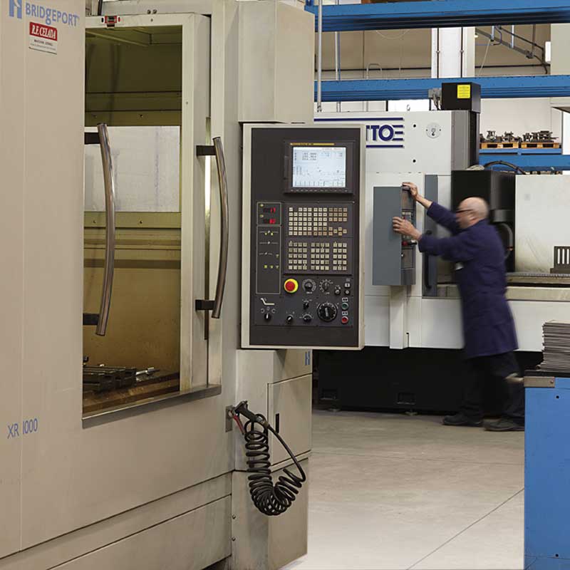 terza immagine che rappresenta i lavori all'interno dell'industria