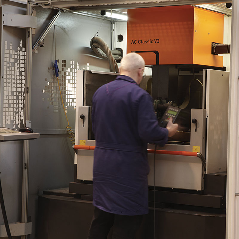 seconda immagine che rappresenta i lavori all'interno dell'industria